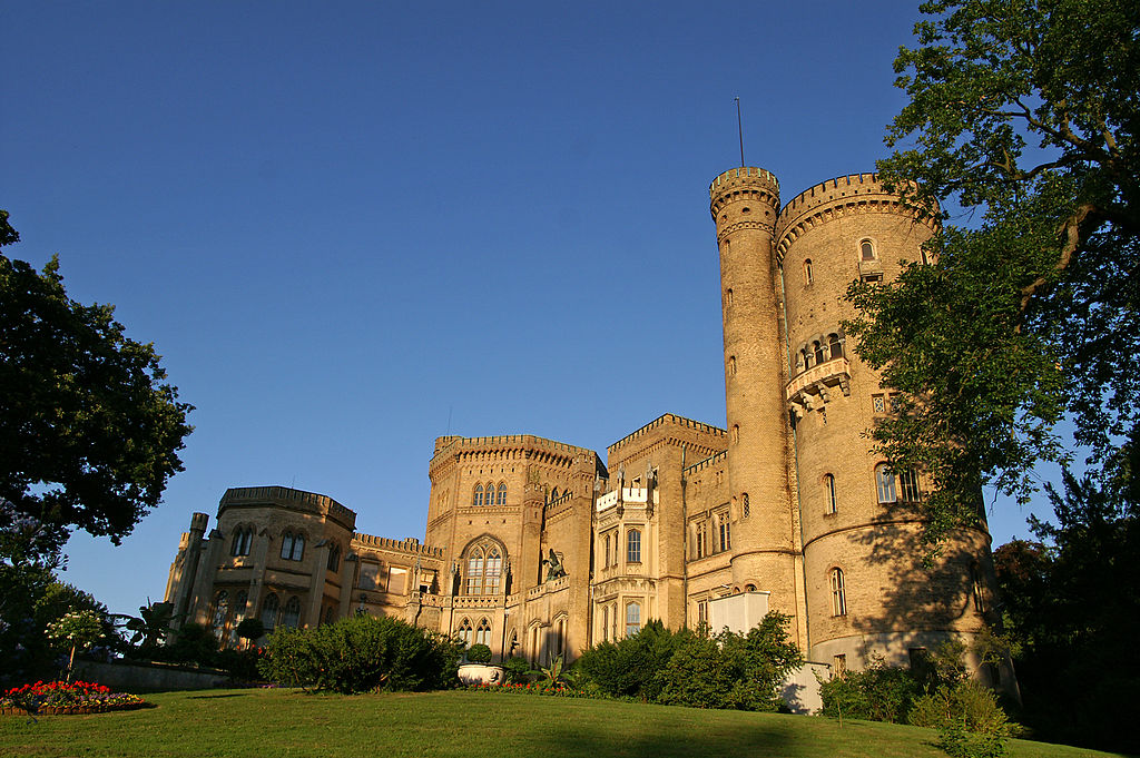 1024px-Schloss_Babelsberg_3