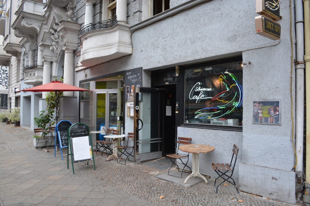 Schwarzes-Café-Eingangstür-1